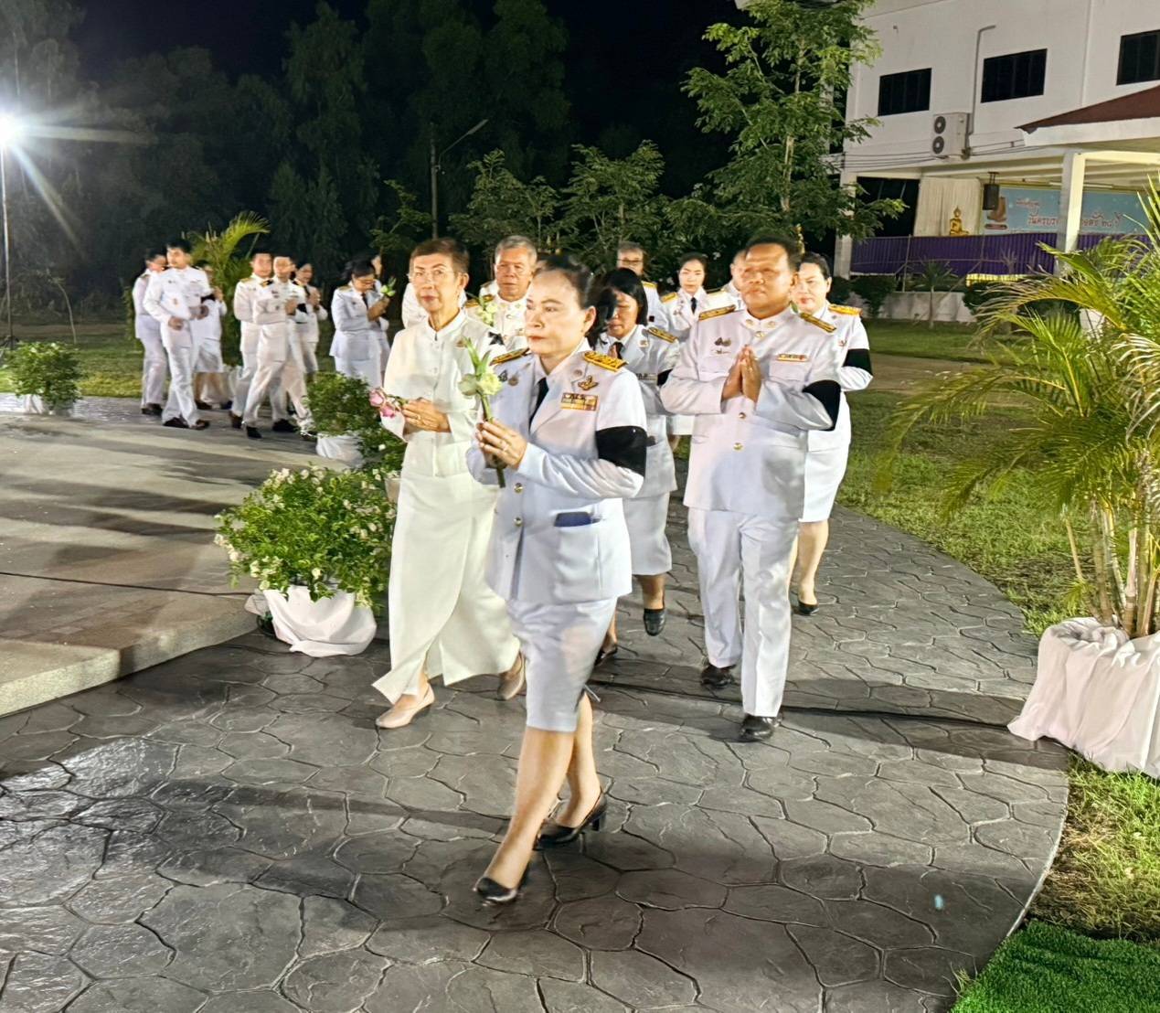 title - ส.ป.ก.ยโสธร ร่วมประกอบพิธีอัญเชิญพุ่มดอกบัวประดิษฐ์พระราชทาน  ถวายสักการะพระศรีมหาโพธิทศมราชบพิตร เนื่องในวันวิสาขบูชา ประจำปี 2569